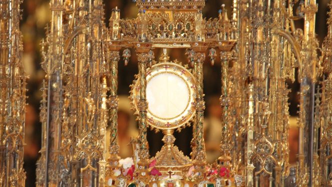 Vive y actúa en la Eucaristía